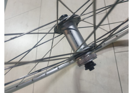 Kолесо переднее с втулкой shimano HB-M4050