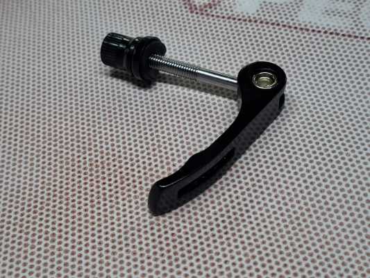 Зажим SBS ALU для подседельного штыря черный 